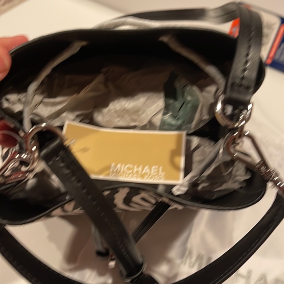 Michael Kors Mercer Gallery striped Convertible Bucket Shoulder Bag or crossbody - Picture 5 of 12